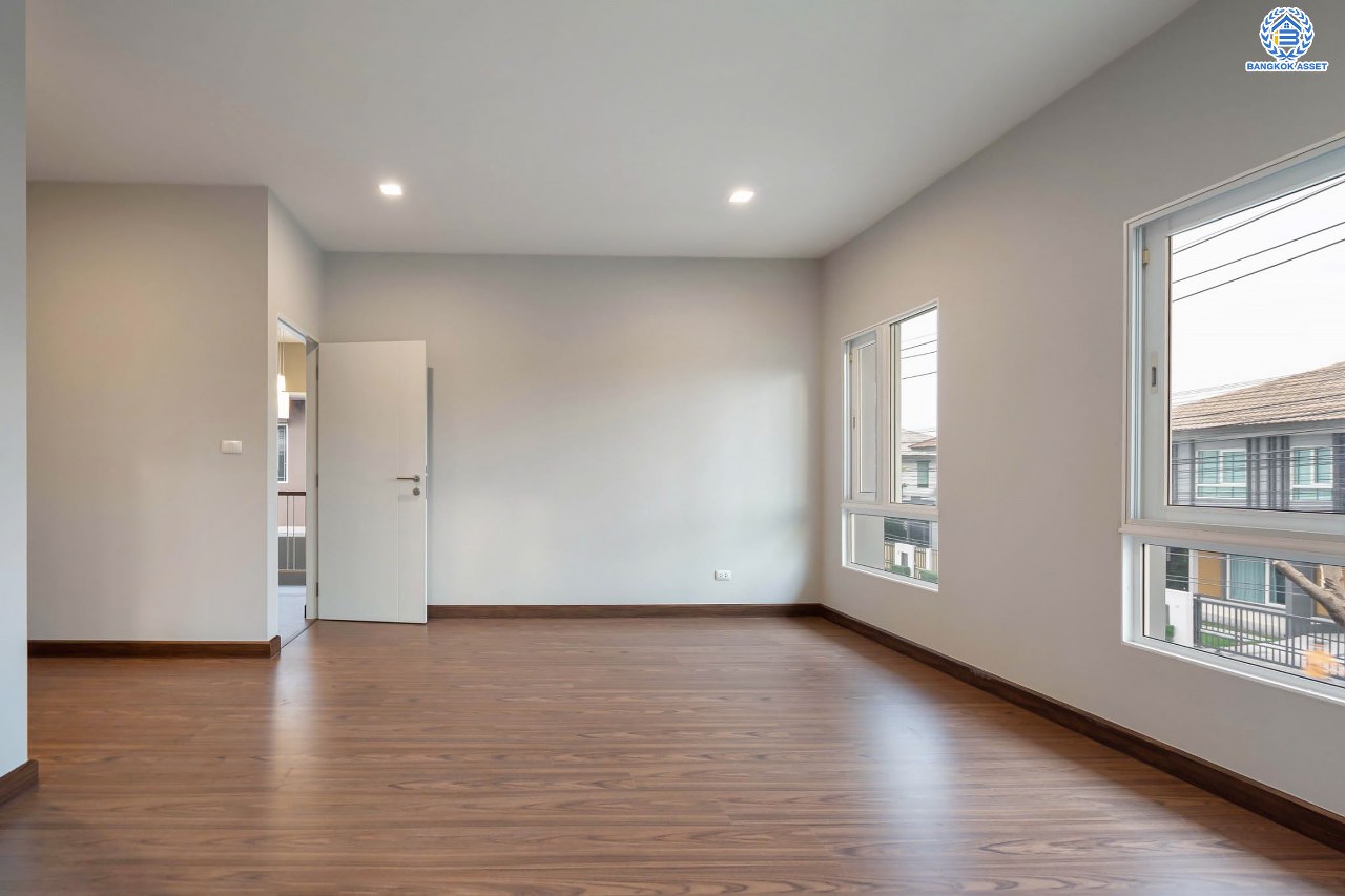 บ้านมือสองตกแต่งใหม่ โครงการ สราญสิริ ติวานนท์-แจ้งวัฒนะ2 หลังมุม เนื้อที่ 56.5 ตร.ว. ดีไซน์ตอบทุกไลฟ์สไตล์ ฟังก์ชัน 3 ห้องนอน 3 ห้องน้ำ จอดรถได้ 2 คัน Living ชั้นบนกว้างขวาง บนทำเลติดถนนใหญ่ เชื่อมต่อทุกเส้นทาง ใกล้จุดขึ้นทางด่วน "ศรีสมาน"